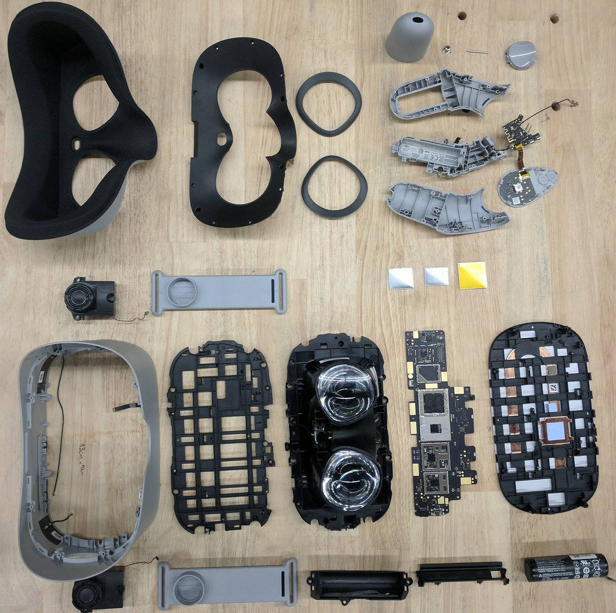 Disassembled Oculus Go, battery — at the bottom on the right